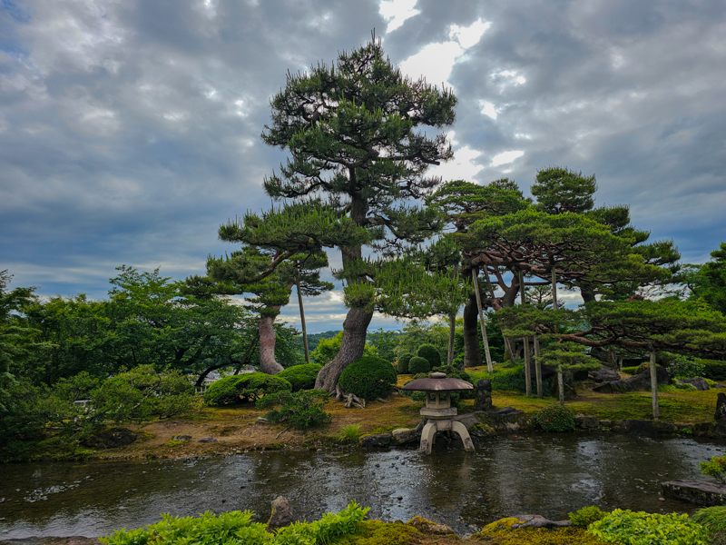 Japanischer Garten mit wolkenverhangenem Himmel
