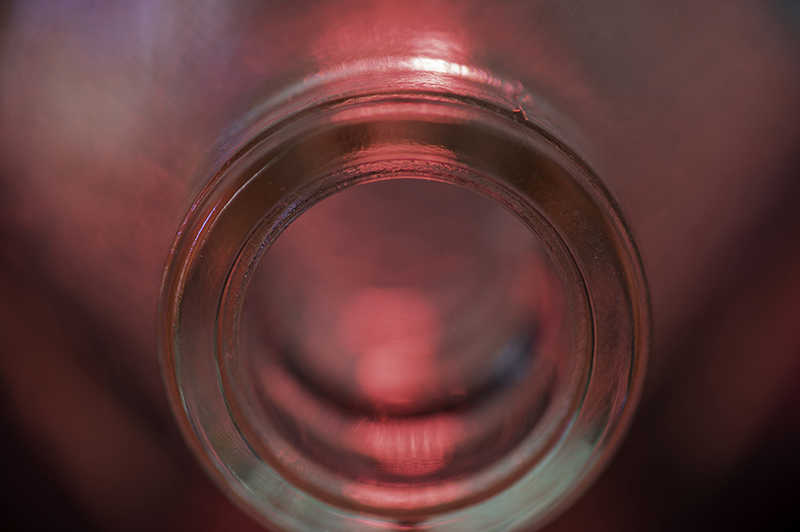 Ring aus Glas in den Hintergrund unscharf verlaufend, rosa beleuchtet
